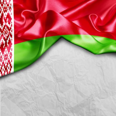 Beyaz Rusya bayrağı sallayarak