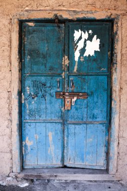 Yıpranmış eski ahşap kapı 