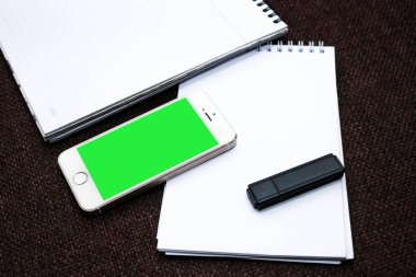 Yeşil ekran ve bloknot sahip