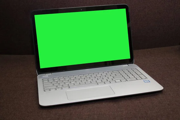 Laptop met groen scherm — Stockfoto
