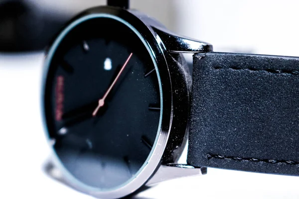 Чёрные наручные часы — стоковое фото