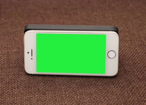 Мобільний телефон з зеленим екраном — стокове фото