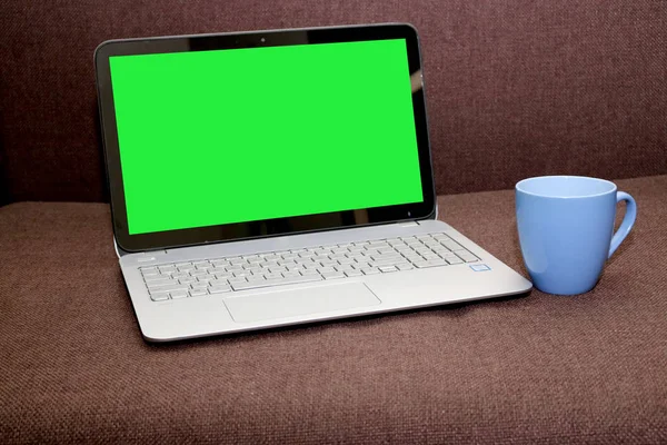 Laptop met groen scherm — Stockfoto