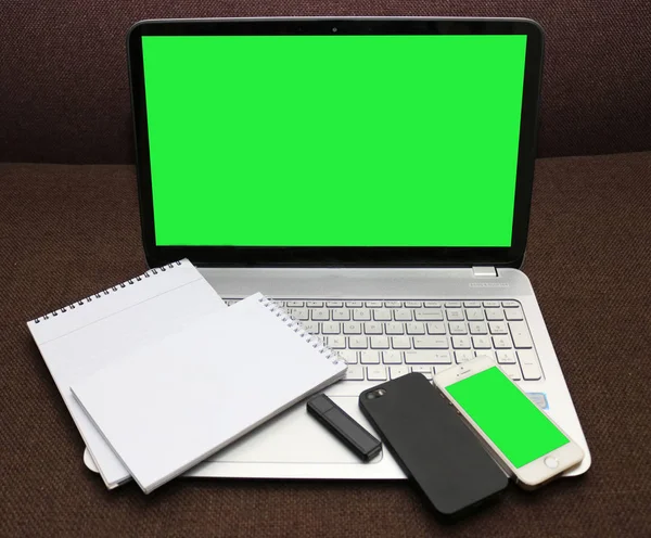 Laptop en Smartphone met groene schermen — Stockfoto