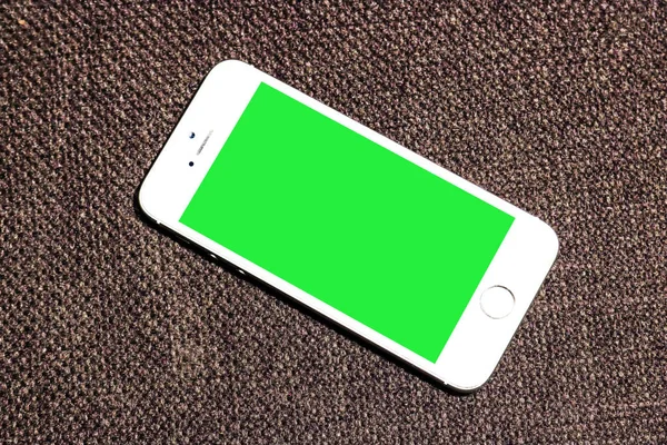 Telefono cellulare con schermo verde — Foto Stock