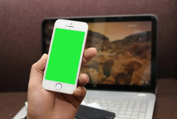 Smartphone com tela verde na mão — Fotografia de Stock