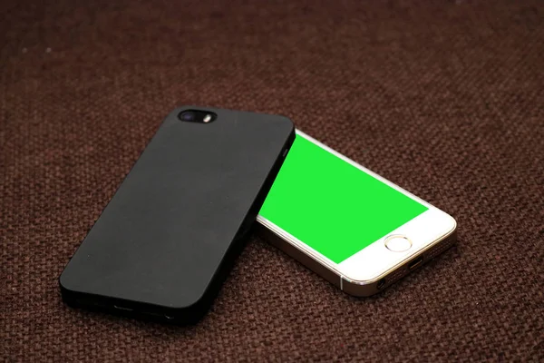 Smartphone con schermo verde — Foto Stock