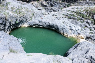 Rocky dağları arasında küçük bir göl
