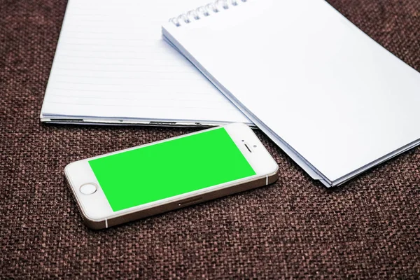 Smartphone com tela verde — Fotografia de Stock