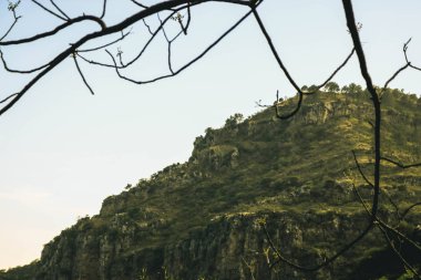 dağlar yeşil çimen 