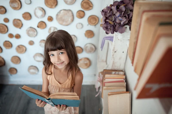 Little girl smiling and reading book; — Stock Photo, Image