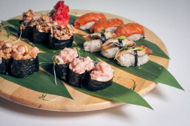 suşi Gunkan ile bambu ayarla bırakır;