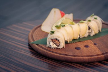 ejderha suşi ile armut ahşap tablo;