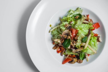 Vejetaryen salata ile ceviz isloated;