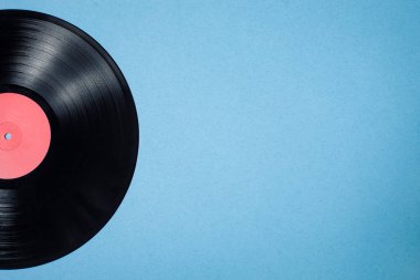 Vinil müzikal disk üzerinde mavi arka plan;