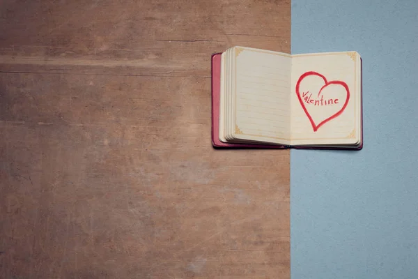 開いているノートブック木製の背景と心の画像 — ストック写真