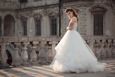 lüks gelinlik batımında güzel şık gelin;