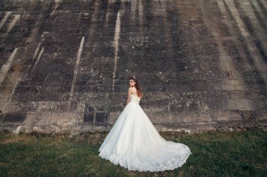 antik kalenin gelin kadın yürüyüş;