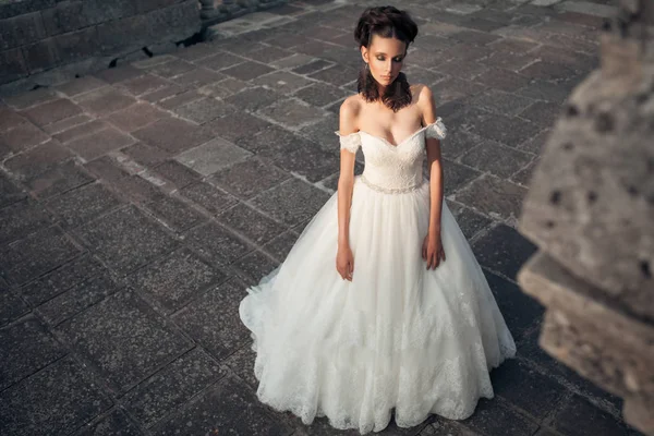 Krásný stylový nevěsty v luxusních svatebních šatech při západu slunce; — Stock fotografie