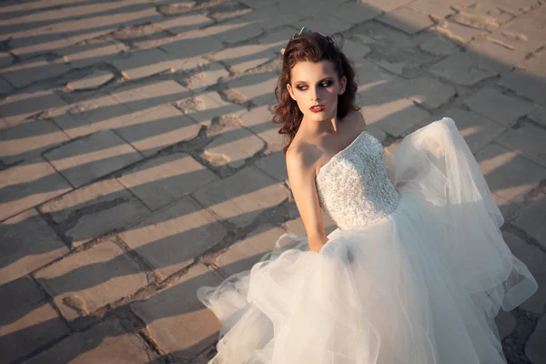 日没時の高級ウェディング ドレスで美しいスタイリッシュな花嫁; — ストック写真
