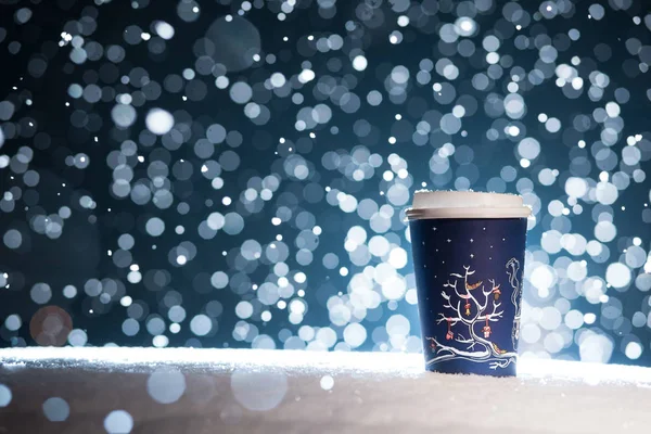 Κύπελλο χαρτί με τσάι και ζωγραφική χριστουγεννιάτικο δέντρο σε χιόνι υπόβαθρο; — Φωτογραφία Αρχείου