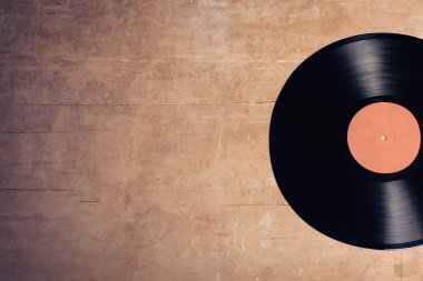 Vinil müzikal disk üzerinde ahşap arka plan;