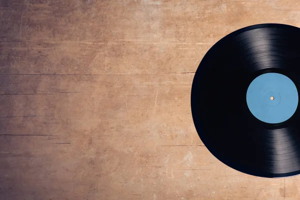 Vinil müzikal disk üzerinde ahşap arka plan;