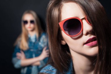 iki şık hippi kız poz güneş gözlüğü;