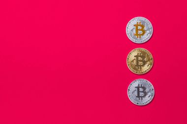 kırmızı zemin üzerine üç bitcoins;