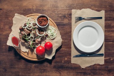 Barbekü et baharatlı sos ve domates ile;