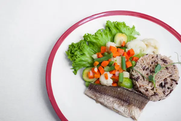 ニンジン、米と魚のフィレ肉のサラダ; — ストック写真