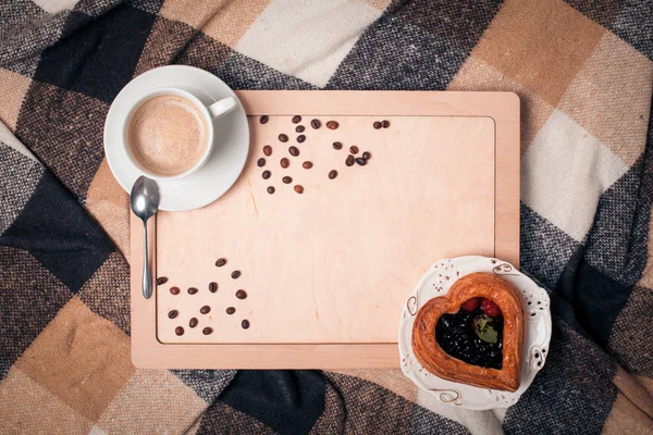 Attrappe eines Holztisches mit Kaffee und Gebäck; — Stockfoto
