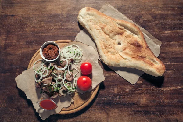 Barbekü et Gürcü shoti ekmek ve domates ile;