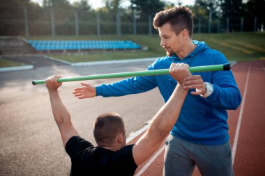 kişisel antrenör ağız kavgası bar sabah egzersiziyle;
