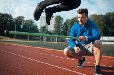 kişisel antrenör ile atlama bar sabah egzersiziyle;