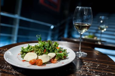 beyaz şarap ile mozzarella salatası,