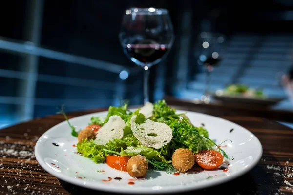 Salada de frango com vinho tinto ; — Fotografia de Stock