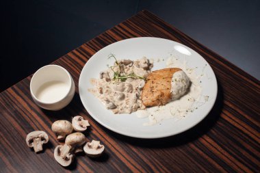 mantar ile lezzetli tavuk fileto;