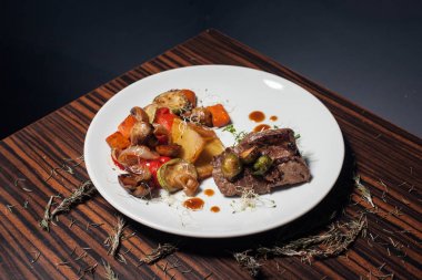 et ve biberiye ile ızgara sebze;