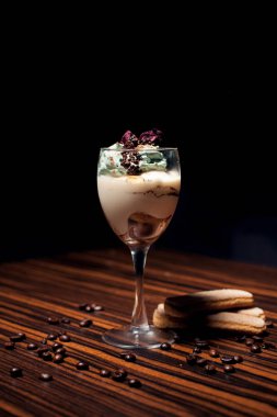 tiramisu konyak ve kahve çekirdekleri;