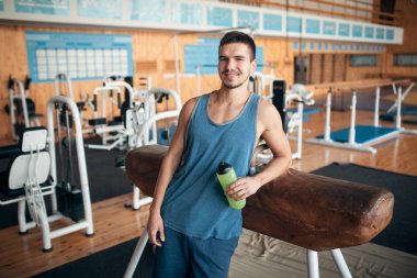 yakışıklı adam bir ara oldschool spor salonunda vardır.;