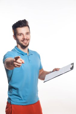 genç yakışıklı kişisel fitness eğitmeni izole;