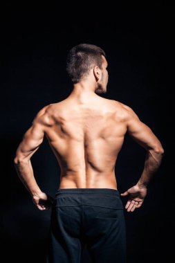 siyah arka plan üzerinde mükemmel gövde ile yakışıklı delikanlı;