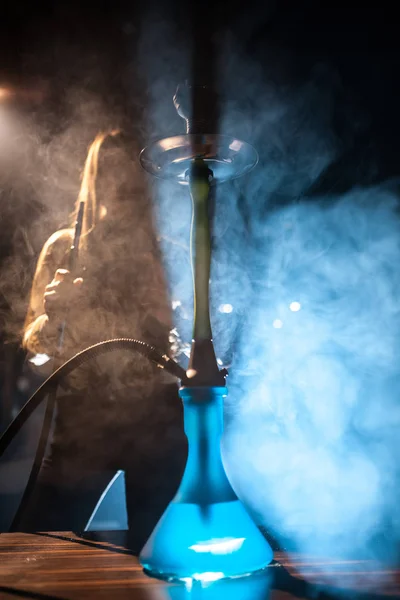 Hookah en club con chica en fondo ; — Foto de Stock