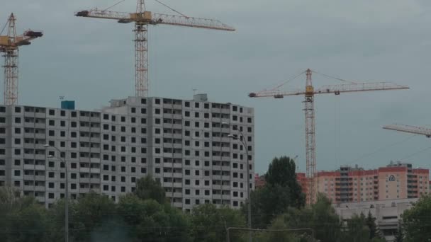 Cranes and construction of modern living buildings — Stock Video