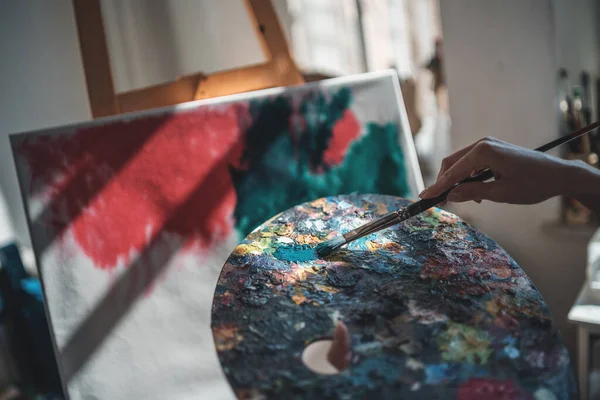Kobieta artysta malować pędzlami i farbą olejną — Zdjęcie stockowe