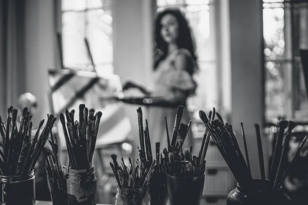 Mujer artista pintar con pinceles y tinte al óleo — Foto de Stock