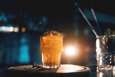 Mavi arka planda duman olan İskoç arı kokteyli.