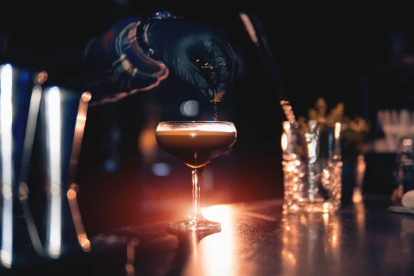 Elegantní sklo s espresso martini koktejl na modrém pozadí — Stock fotografie