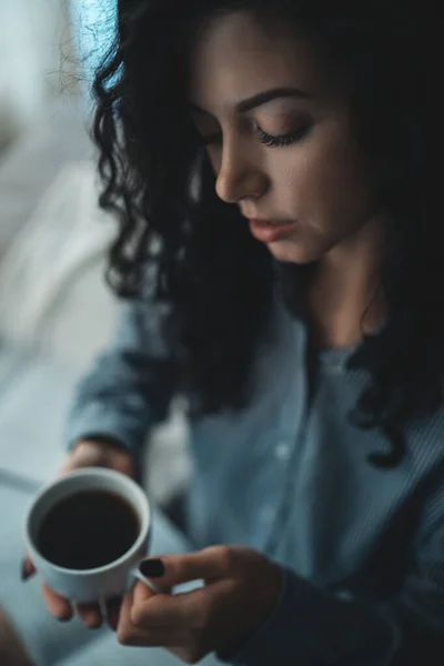 Bella donna bruna nel letto del mattino con libri e caffè — Foto Stock